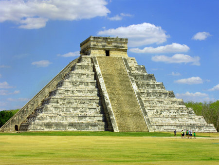 Mexické pyramidy v El Castillo